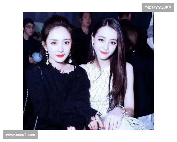 杨幂昔日合照气质优雅无敌,但这次与右边美女同框似乎略显逊色 杨幂昔日合照气质优雅无敌,但这次与右边美女同框似乎略显逊色